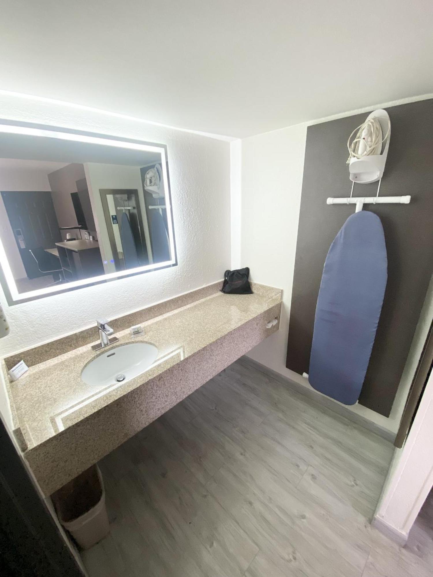 Ramada By Wyndham Tuscaloosa Hotell Eksteriør bilde