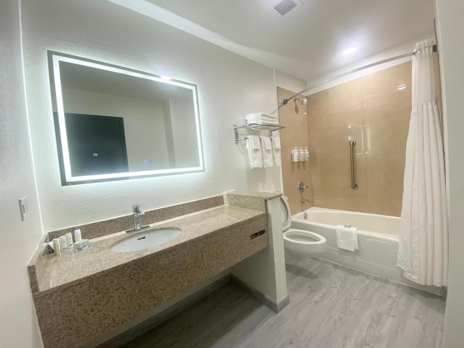 Ramada By Wyndham Tuscaloosa Hotell Eksteriør bilde